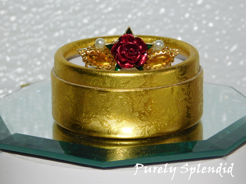 Belle Mini Crown shown in a round golden box