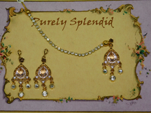 Load image into Gallery viewer, Dazzling Maang Tikka and Earrings
