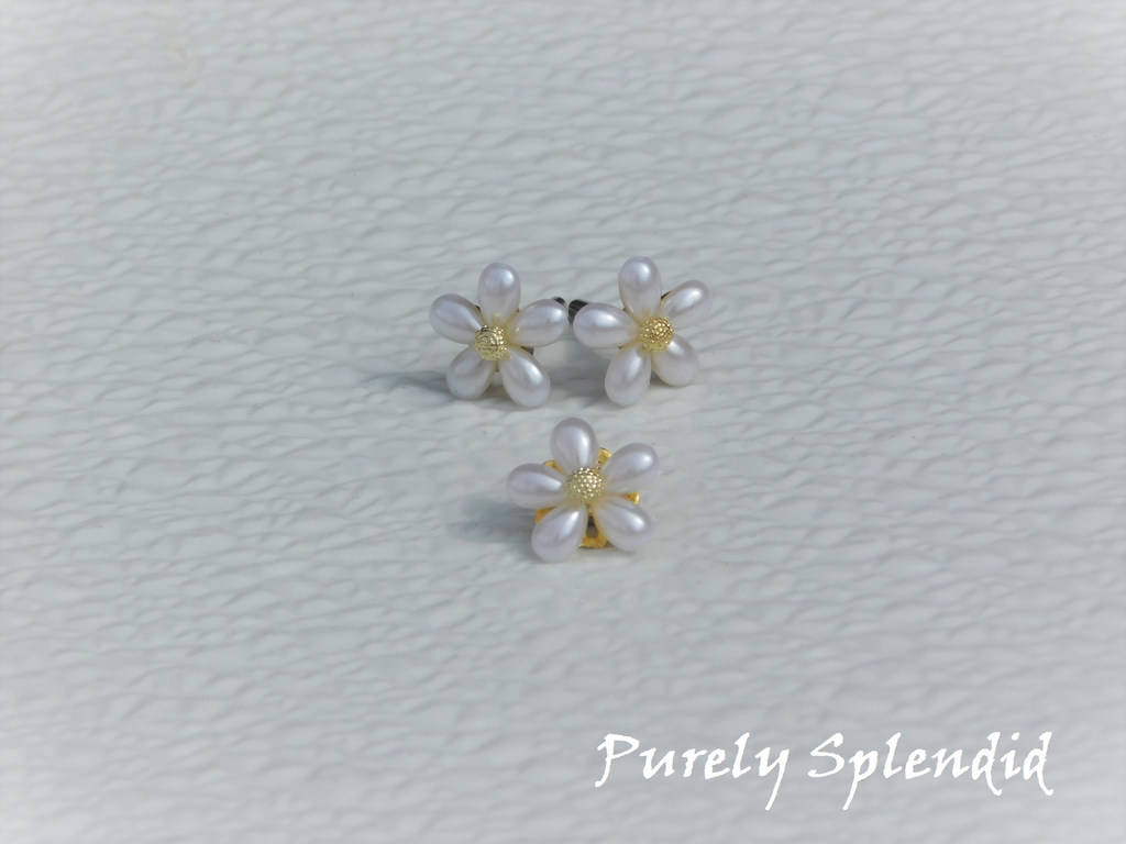 Pretty White Daisy Brooch and Stud Earrings for dolls who wear 2mm studs 